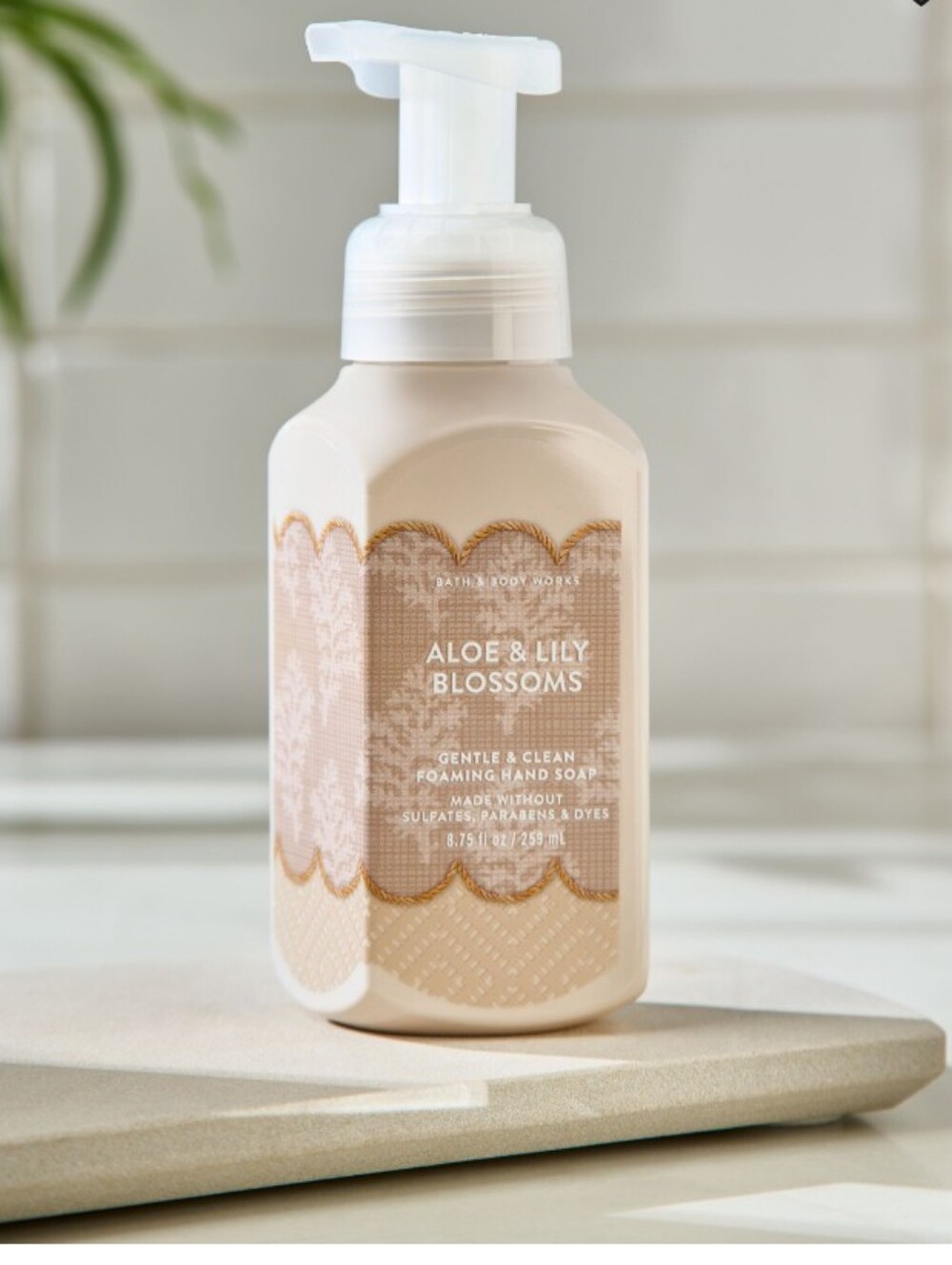 Bath & Body Works Aloe & Lily Blossoms Hand Soap - Cream Beige